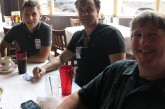 Ricardo Macedo e Henrique Sanches da Two Tone com o Mike Voltz da Gibson Memphis-1.jpg